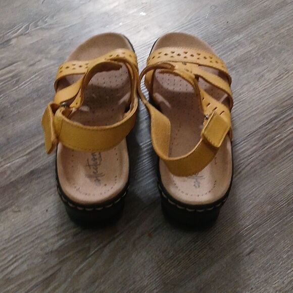 Collection by Clarks Lexi Qwin Yellow Leather Sandals Women’s Size 8N - Picture 4 of 7